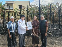 Gerak Cepat BAZNAS Maros, Waka II KH. Ibnu Hajar Arif Serahkan Bantuan untuk Korban Kebakaran di Simbang