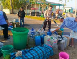 Bhabinkamtibmas Ampekale Turun Langsung Bantu Warga Dapatkan Air Bersih di Tengah Kemarau
