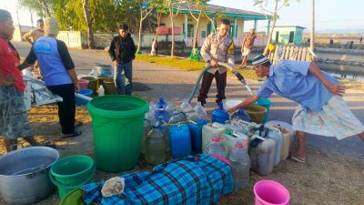 Bhabinkamtibmas Ampekale Turun Langsung Bantu Warga Dapatkan Air Bersih di Tengah Kemarau