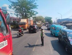 Di Tengah Teriknya Matahari, Polisi Hadir Mengurai Kepadatan Antrean SPBU Maros