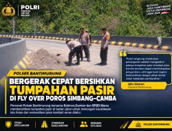 Polsek Bantimurung Bersihkan Tumpahan Pasir di Fly Over, Cegah Kecelakaan Susulan